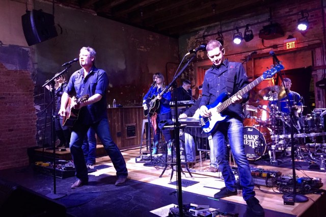 blake-shelton-surprise-performance