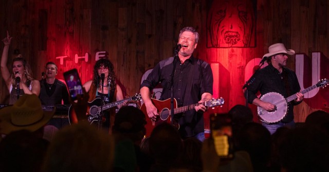 blake-shelton-performs-at-ORT